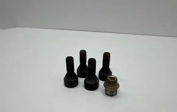 BMW 5 E60 E61 Anti-theft wheel nuts and lock