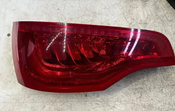 Tailgate rear/tail lights