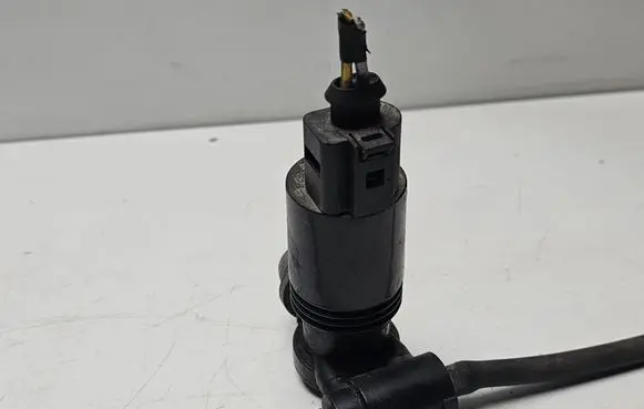 Land Rover Freelander 2 - LR2 Headlight washer pump 30095 070105B