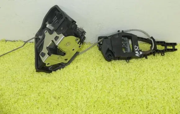 BMW 1 F20 F21 Front door lock A053702