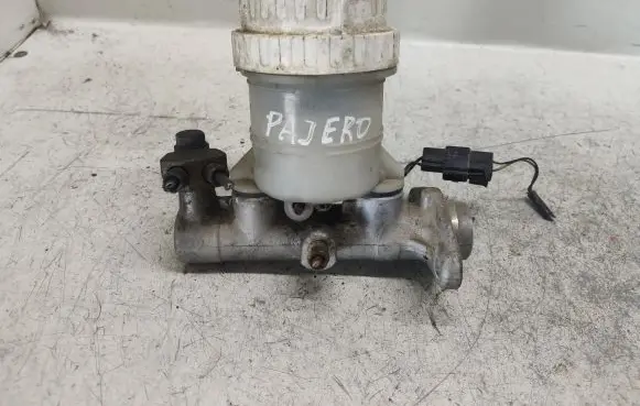 Mitsubishi Pajero Master brake cylinder
