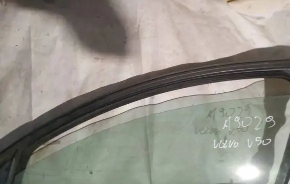 Volvo V50 Front door window glass four-door as2