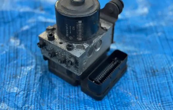 Volkswagen Transporter - Caravelle T5 ABS Pump 7E0614517A 7E0907379E