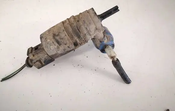 Volkswagen PASSAT B5.5 Windscreen/windshield washer pump 51807