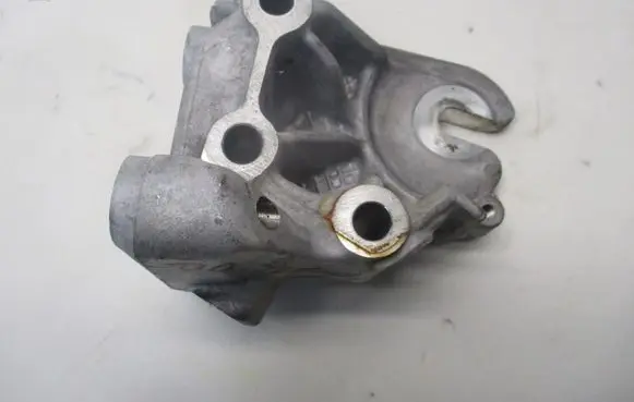 Peugeot 3008 I Engine mounting bracket