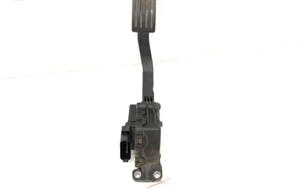Accelerator throttle pedal