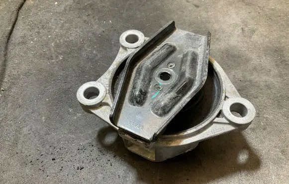 Volvo XC40 Engine mount bracket 31686296