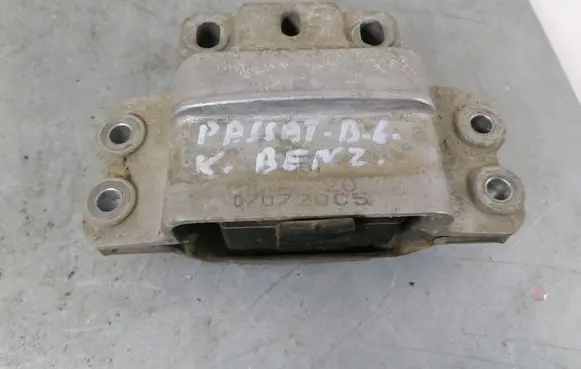 Volkswagen PASSAT B6 Engine mount bracket 3C0199555P