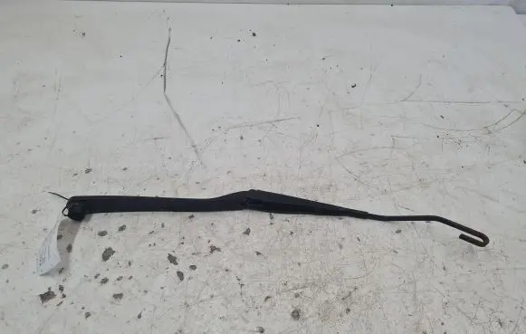 Nissan Juke I F15 Front wiper blade arm