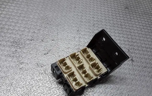 Toyota Avensis T250 Fuse module