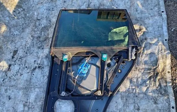 Volkswagen Touran I Rear door window/glass frame 7L6839729B