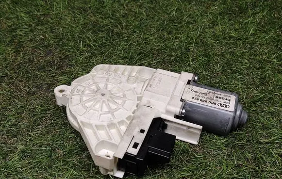 Audi A4 S4 B8 8K Rear door manual window regulator 8K0959812