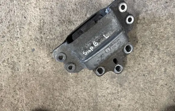 Volkswagen Caddy Engine mount bracket 1K0199555T