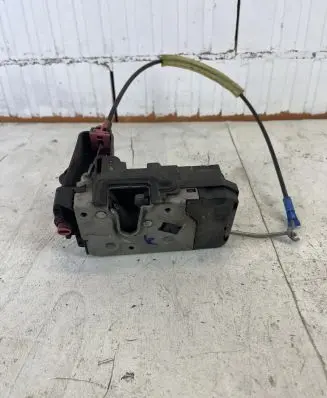Opel Zafira B Rear door lock 13210739