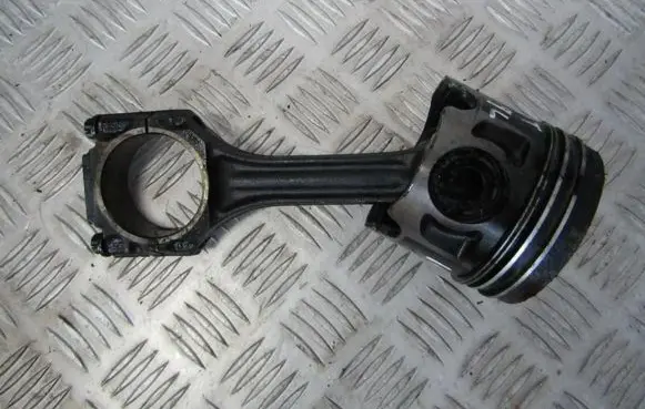 Volkswagen PASSAT B4 Piston with connecting rod 028h