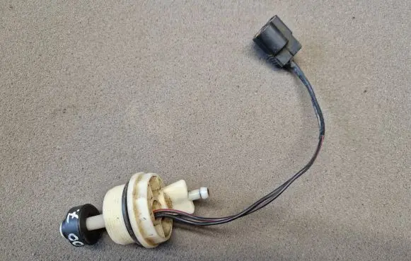 Mitsubishi L200 Fuel filter housing 