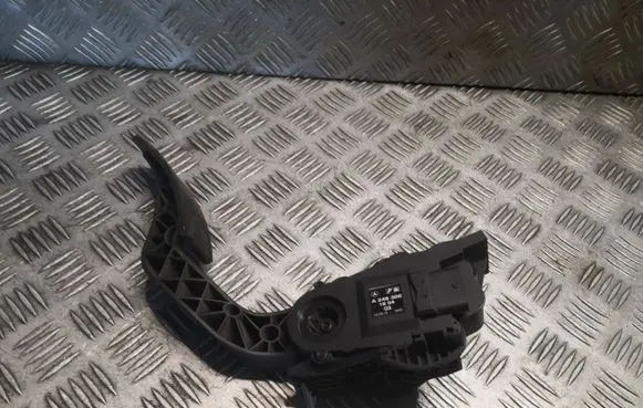 Accelerator throttle pedal