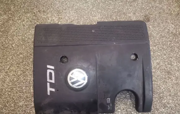 Volkswagen PASSAT B5 Engine cover (trim) 028103935