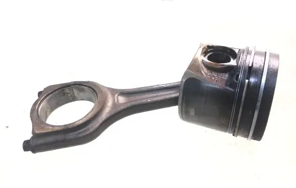 Ford Fiesta Piston with connecting rod 074132