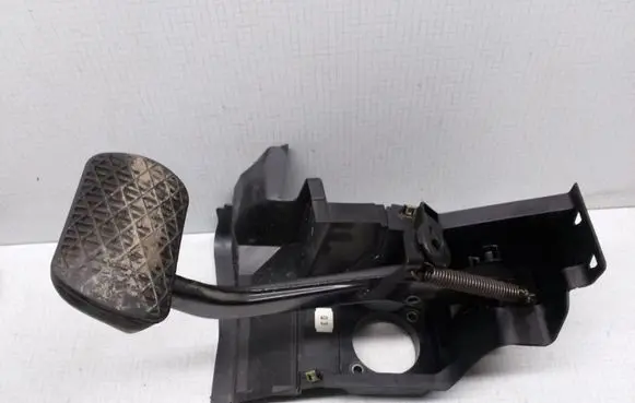 Mercedes-Benz C W203 Brake pedal A2036890108 105388