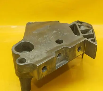 Volkswagen PASSAT B6 Engine mounting bracket 03G199207A