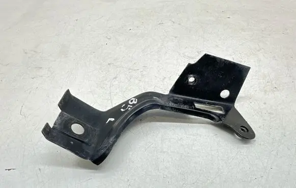 Volkswagen PASSAT B5 Fender mounting bracket 3B0821237
