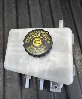 Brake fluid reservoir