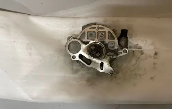 Volkswagen PASSAT B7 Vacuum pump 03L145100