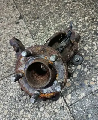 Front wheel hub