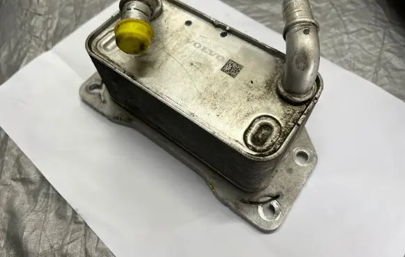 Volvo XC60 Engine oil radiator 31358936