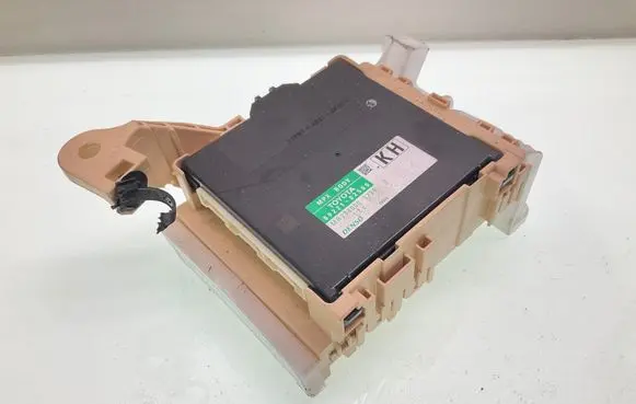 Toyota Auris E210 Fuse box set 8922102500 MB2380009220 8273012X81