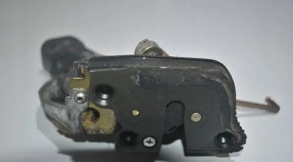 Suzuki Grand Vitara II Rear door lock