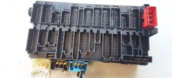 Volkswagen Golf III Fuse box set 357937039