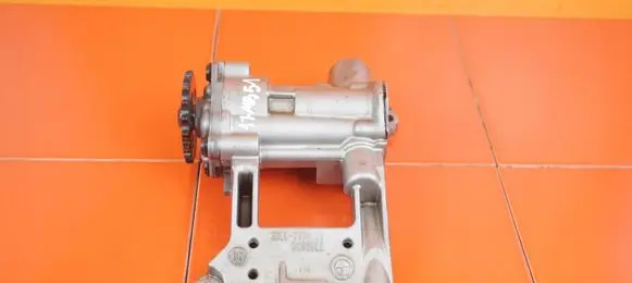 BMW X5 E53 Oil pump 7789838 17MB51