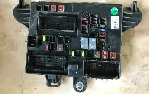 Opel Insignia A Fuse module 13277319