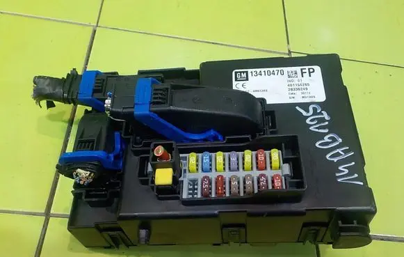 Opel Meriva B Fuse box set 13410470 BEZPIECZNIKOW