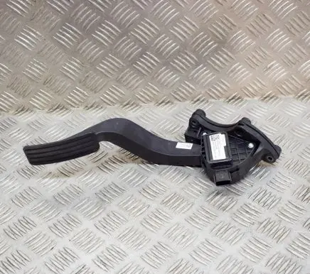 Accelerator throttle pedal
