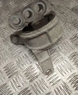 Opel Zafira A Engine mount bracket
