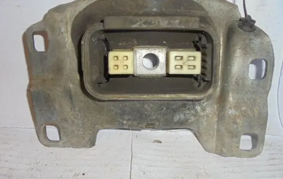 Ford Focus Engine mount bracket 322A69A