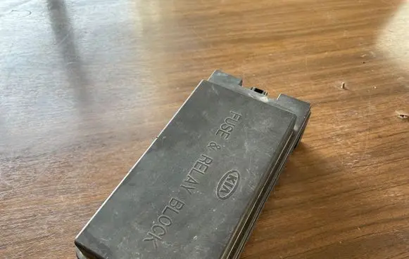KIA Sorento Fuse box cover