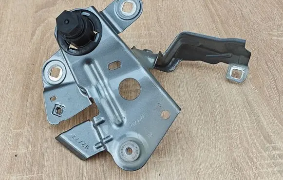 BMW 8 G16 Fender mounting bracket 7475627
