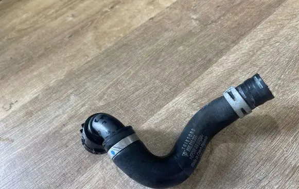 Porsche Macan (95B) Engine coolant pipe/hose 95B819334