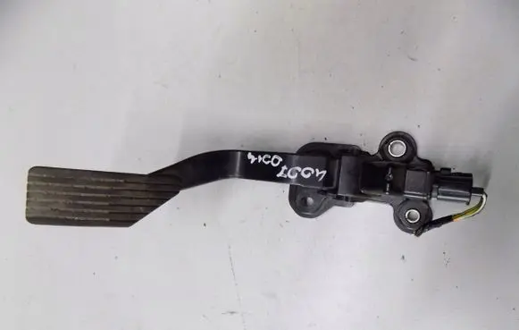 Mitsubishi Outlander Accelerator throttle pedal MN101543