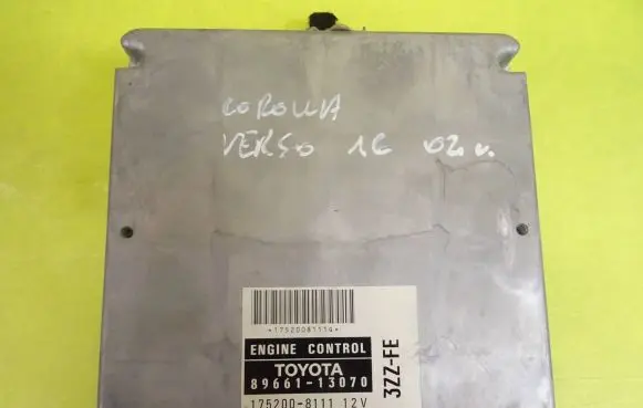 Toyota Corolla Verso AR10 Engine control unit/module 89661-13070 175200-8111