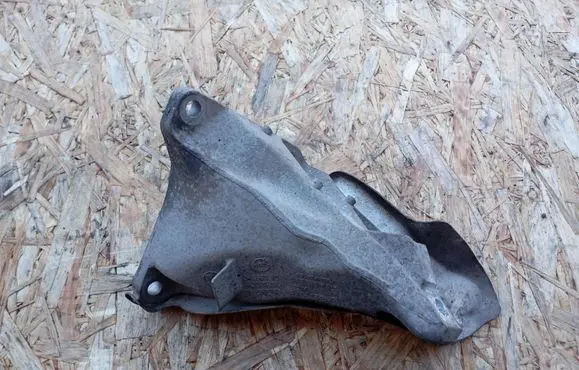 BMW 1 E81 E87 Engine mounting bracket 6764574