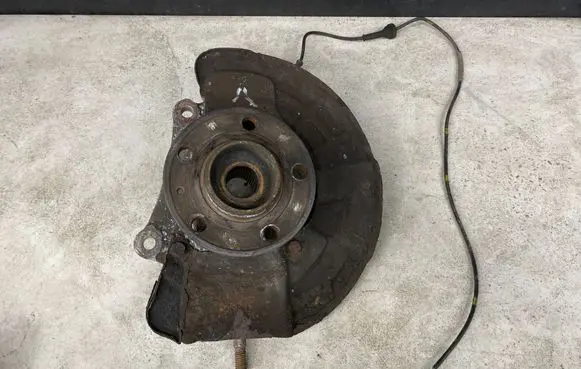 Volvo V70 Front wheel hub spindle knuckle 9461943