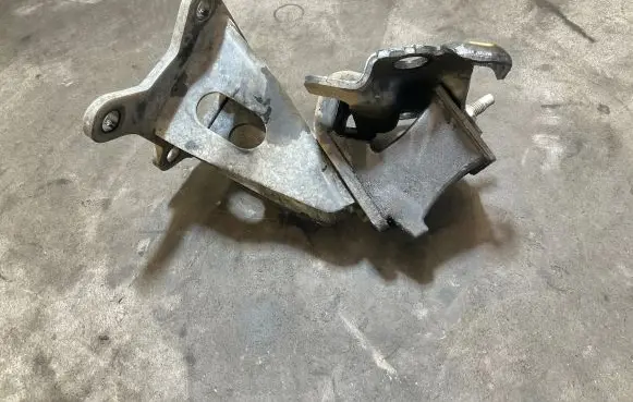 Nissan Navara D23 Engine mount bracket