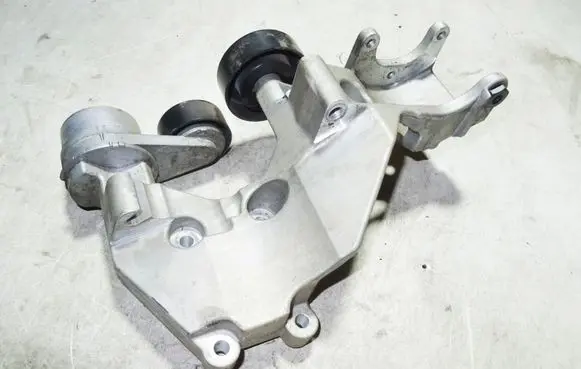 Hyundai Santa Fe Generator/alternator bracket 
