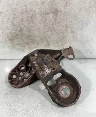 Volkswagen PASSAT B5.5 Engine mounting bracket 4b0199351b