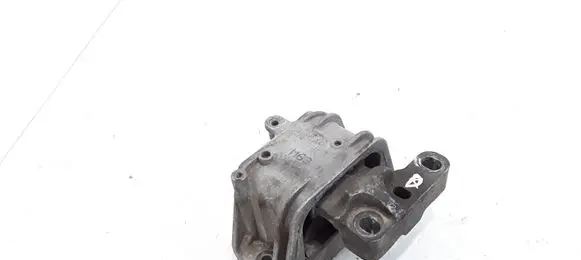 Volkswagen PASSAT B6 Engine mount bracket